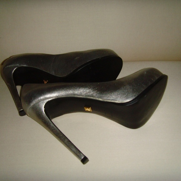 Pour La Victoire Metallic Silver Irina Pumps - 9 NEW - Picture 9 of 14